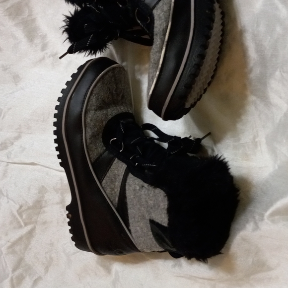SOREL Women's Ankle Boots Black/Gray Faux Fur Trim Sz 6.5 Lace Up Waterproof - Picture 6 of 11